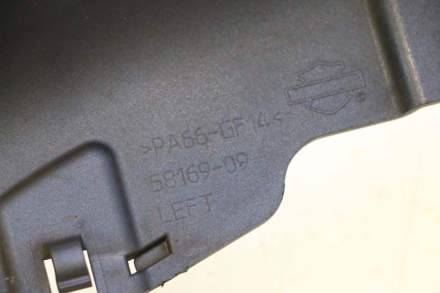 photo de CACHE CHASSIS LATERAL GAUCHE HARLEY DAVIDSON ROAD GLIDE FLTRXSE 1920 (2018 - 2022) - Détail de la pièce