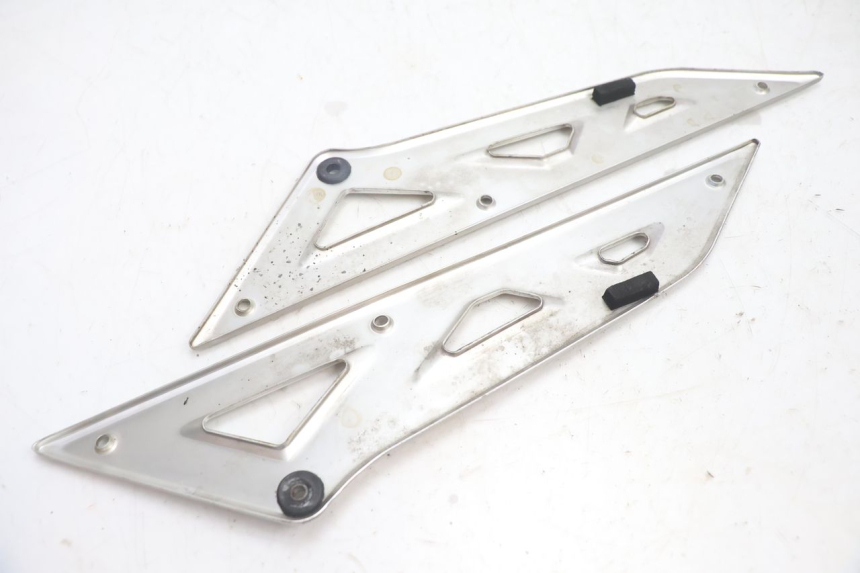 photo de CACHE CHASSIS LATERAL SUZUKI GSX F GSXF 750 (1988 - 1998) - Gros plan technique