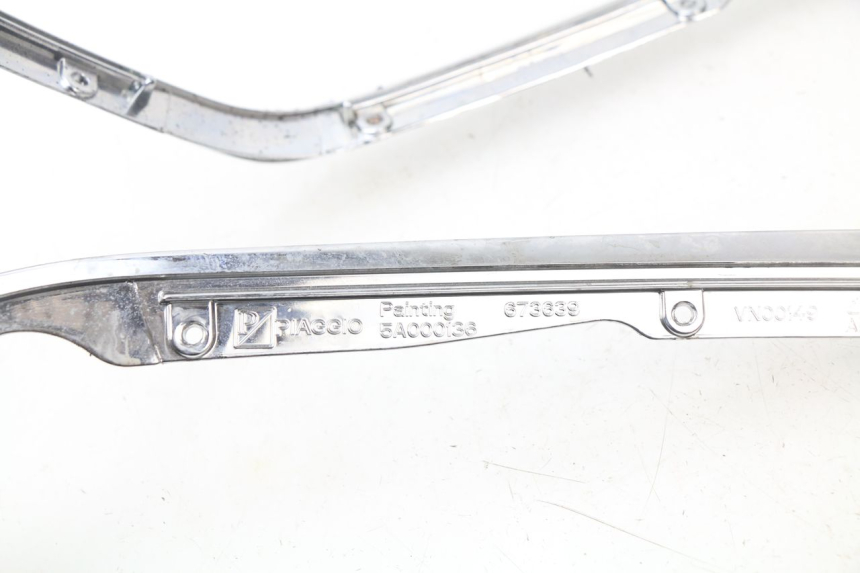 photo de CACHE CHASSIS LATERAL PIAGGIO PRIMAVERA 125 (2013 - 2021) - Détails caractéristiques