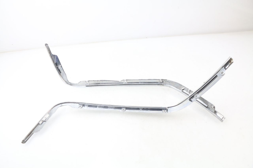 photo de CACHE CHASSIS LATERAL PIAGGIO PRIMAVERA 125 (2013 - 2021) - Zoom état d’usage