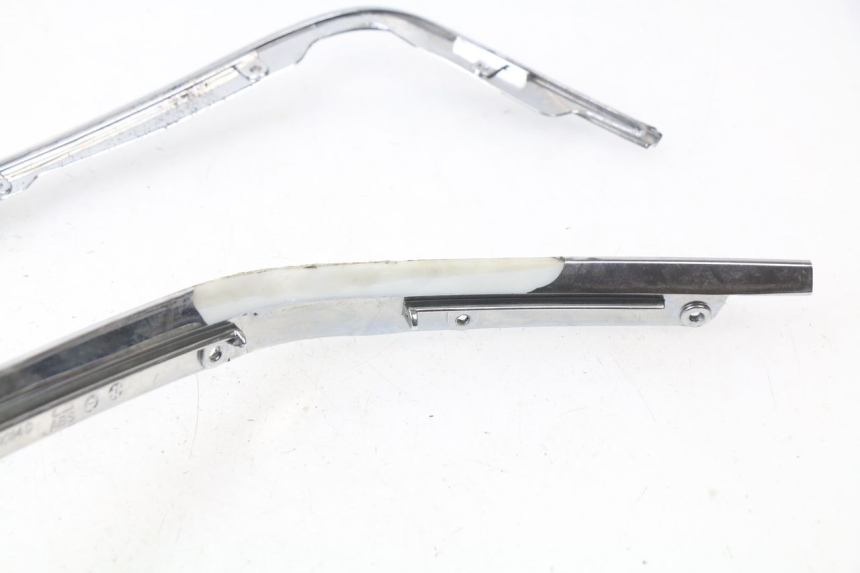 photo de CACHE CHASSIS LATERAL PIAGGIO PRIMAVERA 125 (2013 - 2021) - Marquages et références