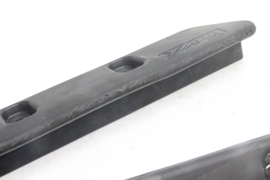 photo de CACHE CHASSIS LATERAL YAMAHA WAVE RUNNER GP R 1200 (2000 - 2003) - Gros plan technique