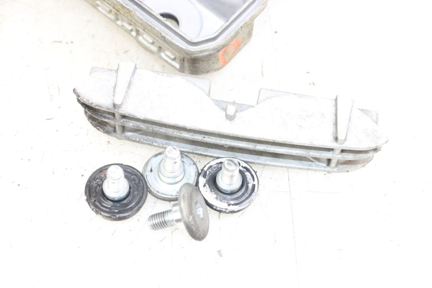 photo de Valve cover HYOSUNG GV AQUILA 125 (2000 - 2004) - Gros plan technique