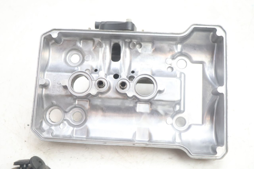 photo de CACHE CULBUTEUR SUZUKI BURGMAN EXECUTIVE ABS 650 (2006 - 2012) - Autre angle de vue