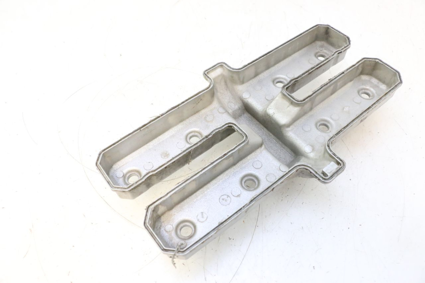 photo de CACHE CULBUTEUR YAMAHA YZF R GENESIS 750 (1993 - 1998) - Points de fixation