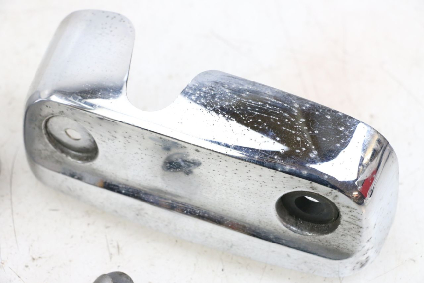 photo de CACHE CYLINDRE SUZUKI GZ MARAUDER 125 (1998 - 2004) - Points de fixation