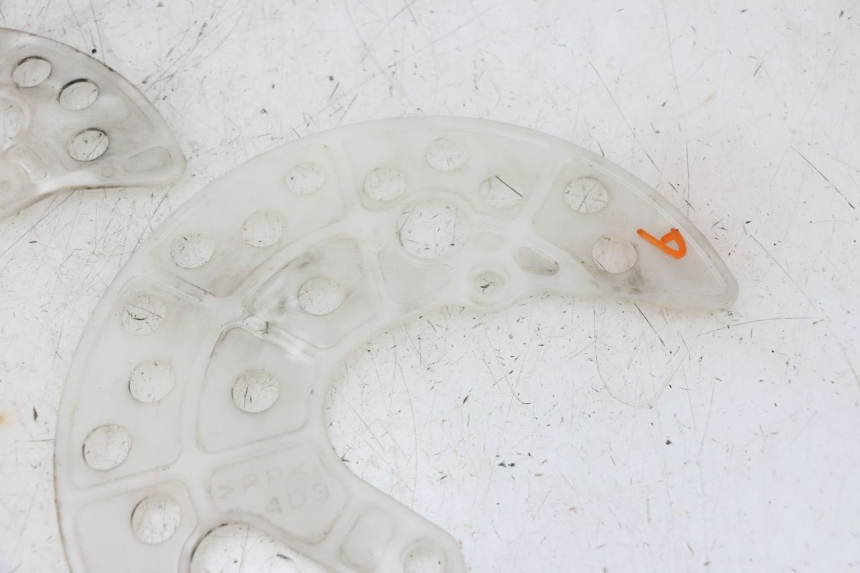 photo de CACHE DISQUE FREIN YAMAHA YFM R RAPTOR 250 (2008 - 2014) - Gros plan technique