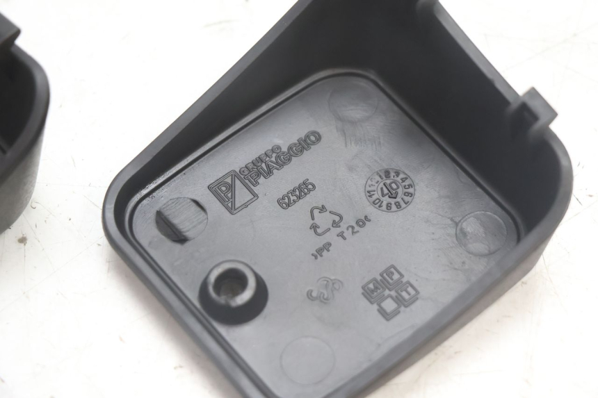 photo de CACHE MAITRE CYLINDRE PIAGGIO MP3 125 (2006 - 2014) - Gros plan technique