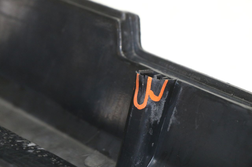 photo de CACHE SOUS SELLE DROIT PEUGEOT 103 SPX CLIP 50 (1989 - 1992) - Points de fixation