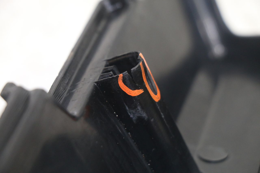 photo de CACHE SOUS SELLE DROIT PEUGEOT 103 SPX CLIP 50 (1989 - 1992) - État de surface