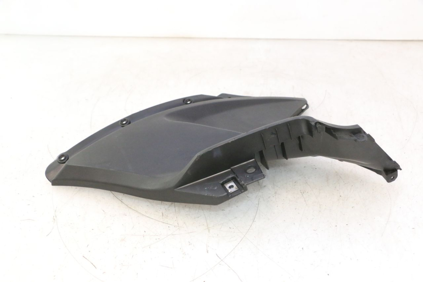 photo de CACHE SOUS SELLE DROIT KYMCO AGILITY 16+ 4T 50 (2018 - 2023) - Gros plan technique
