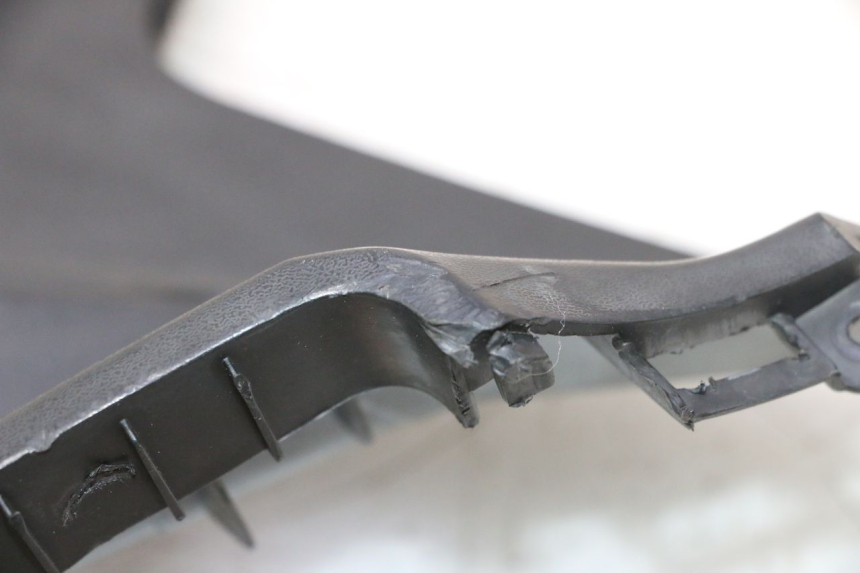 photo de CACHE SOUS SELLE DROIT KYMCO AGILITY 16+ 4T 50 (2018 - 2023) - Marquages et références