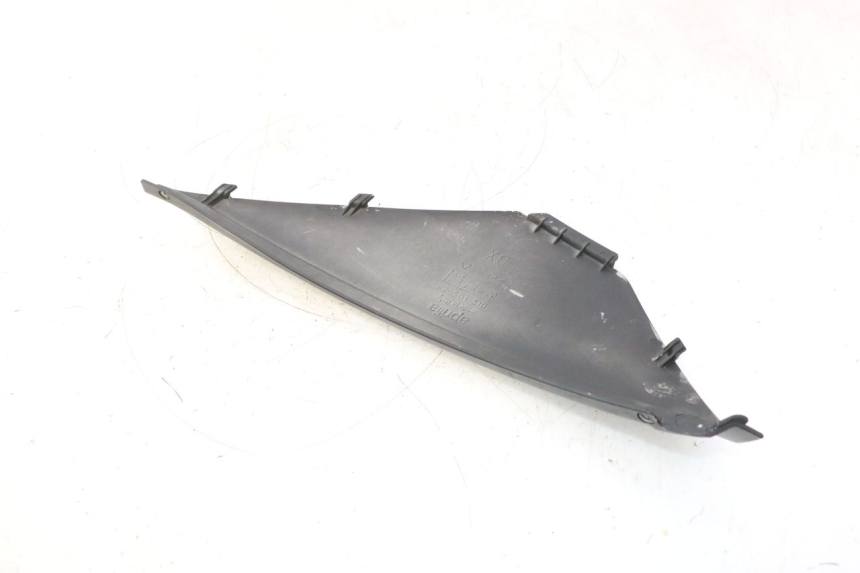 photo de CACHE SOUS SELLE DROIT APRILIA ATLANTIC S 125 (2010 - 2013) - Gros plan technique