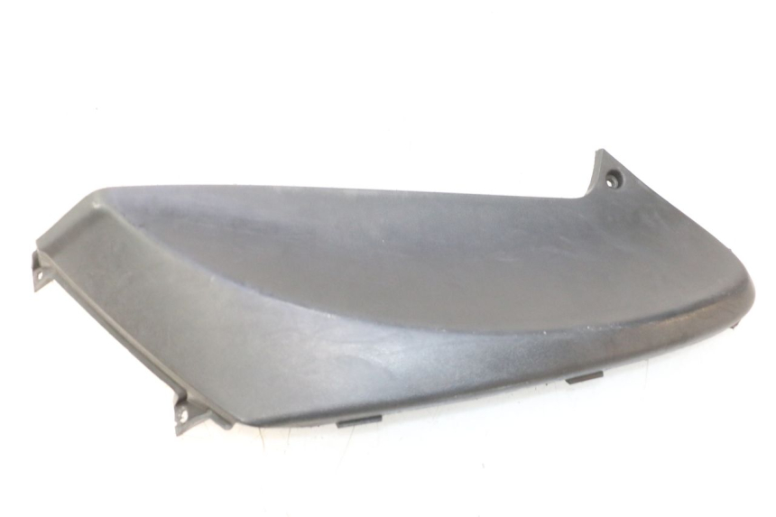 photo de CACHE SOUS SELLE DROIT PIAGGIO FLY 2T 50 (2004 - 2017) - Détail de la pièce