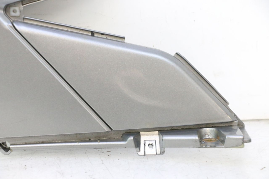 photo de CACHE SOUS SELLE DROIT GILERA GP 800 (2007 - 2013) - Détail de la pièce