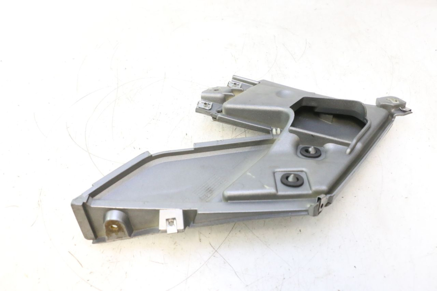 photo de CACHE SOUS SELLE DROIT GILERA GP 800 (2007 - 2013) - Gros plan technique