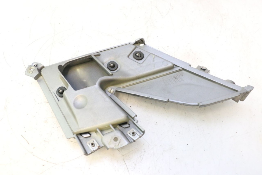 photo de CACHE SOUS SELLE DROIT GILERA GP 800 (2007 - 2013) - Points de fixation