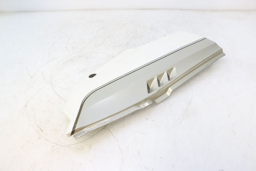 photo de CACHE SOUS SELLE DROIT KAWASAKI GPX F ZX750F 750 (1986 - 1990) - Vue d’ensemble