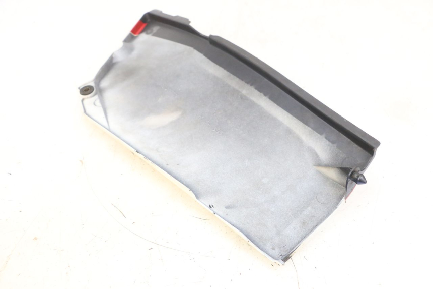 photo de CACHE SOUS SELLE DROIT KAWASAKI GPX R WARBIRD 600 (1988 - 1993) - Zoom état d’usage