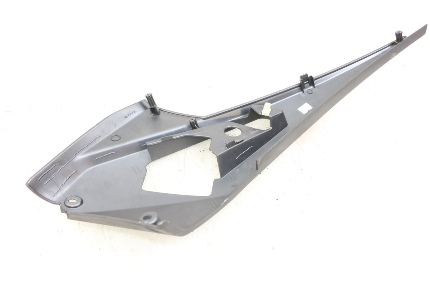 photo de CACHE SOUS SELLE DROIT PEUGEOT GEOPOLIS RS 125 (2007 - 2009)