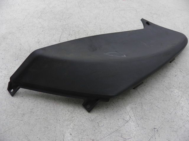 photo de CACHE SOUS SELLE DROIT PIAGGIO FLY 125 (2005 - 2012)
