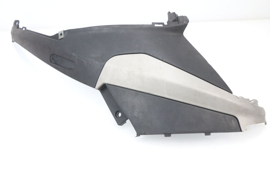 photo de CACHE SOUS SELLE DROIT PIAGGIO NRG 50 (2004 - 2017)