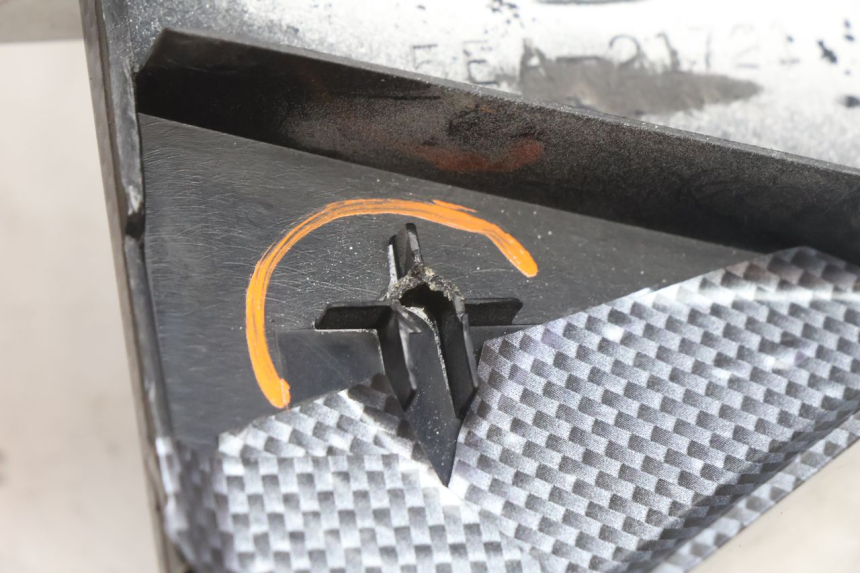 photo de CACHE SOUS SELLE DROIT YAMAHA XJR 1300 (1998 - 2002) - État de surface