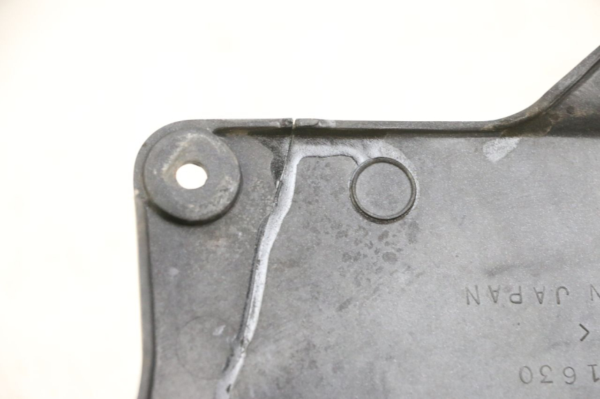 photo de CACHE SOUS SELLE DROIT KAWASAKI ZR 7 750 (1999 - 2001) - Détails caractéristiques