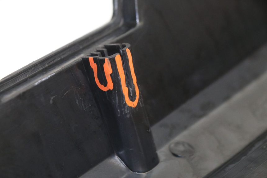 photo de CACHE SOUS SELLE GAUCHE PEUGEOT 103 SPX CLIP 50 (1989 - 1992) - Points de fixation