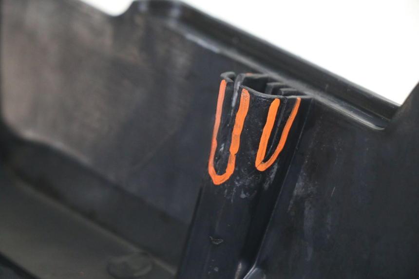 photo de CACHE SOUS SELLE GAUCHE PEUGEOT 103 SPX CLIP 50 (1989 - 1992) - État de surface