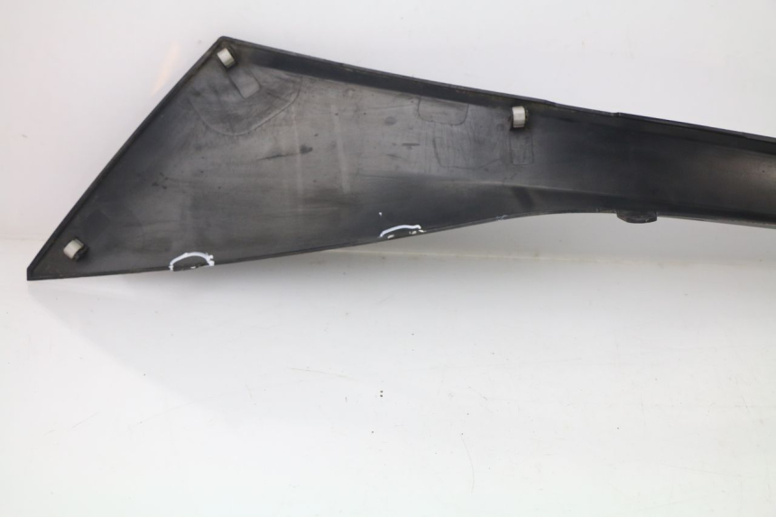 photo de CACHE SOUS SELLE GAUCHE SUZUKI AN BURGMAN 400 (2006 - 2010)