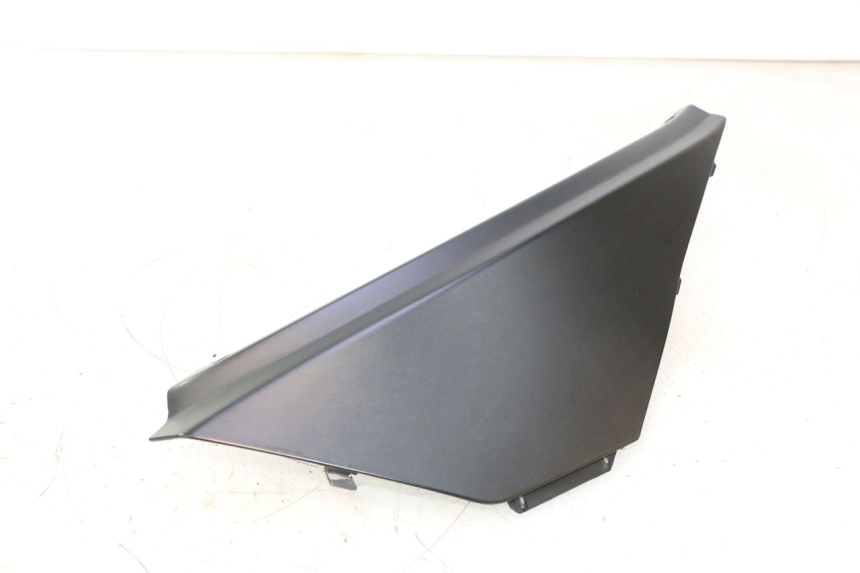 photo de CACHE SOUS SELLE GAUCHE APRILIA ATLANTIC S 125 (2010 - 2013) - Détail de la pièce