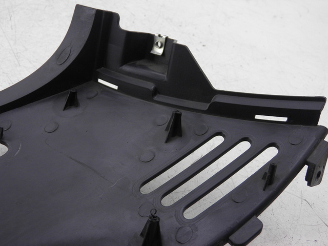 photo de CACHE SOUS SELLE GAUCHE DAELIM S2 FI 125 (2008 - 2012) - Autre angle de vue