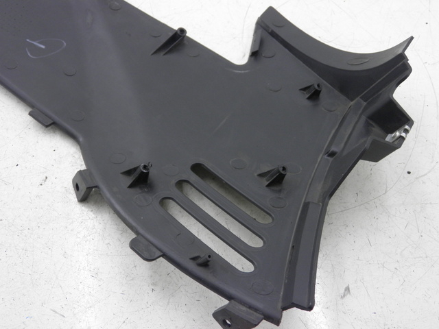 photo de CACHE SOUS SELLE GAUCHE DAELIM S2 FI 125 (2008 - 2012) - Gros plan technique