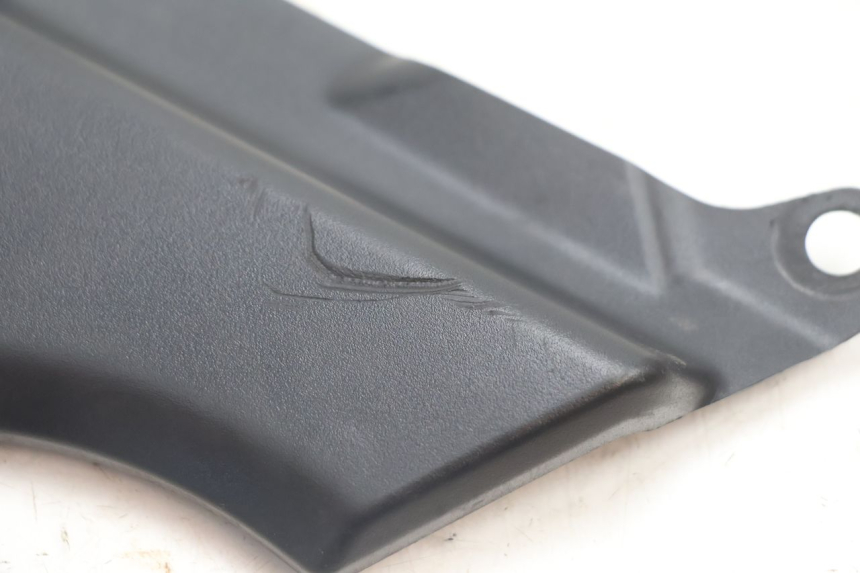 photo de CACHE SOUS SELLE GAUCHE YAMAHA FJR 1300 (2001 - 2005) - Détail de la pièce