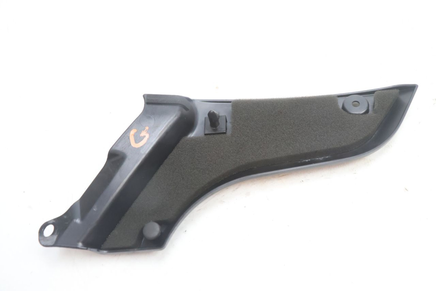 photo de CACHE SOUS SELLE GAUCHE YAMAHA FJR 1300 (2001 - 2005) - Autre angle de vue