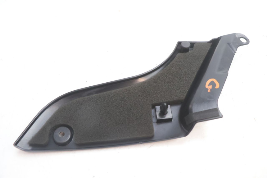 photo de CACHE SOUS SELLE GAUCHE YAMAHA FJR 1300 (2001 - 2005) - Gros plan technique