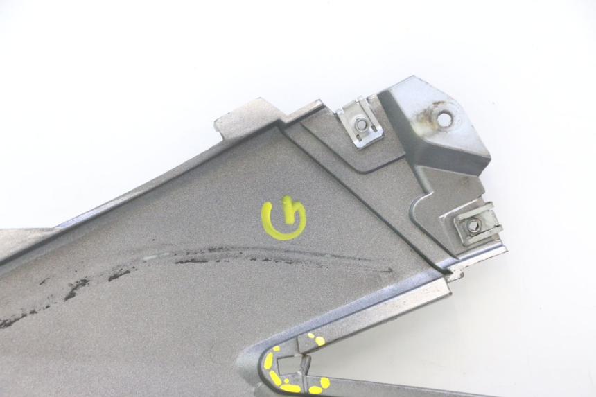 photo de CACHE SOUS SELLE GAUCHE GILERA GP 800 (2007 - 2013) - Pièce contrôlée