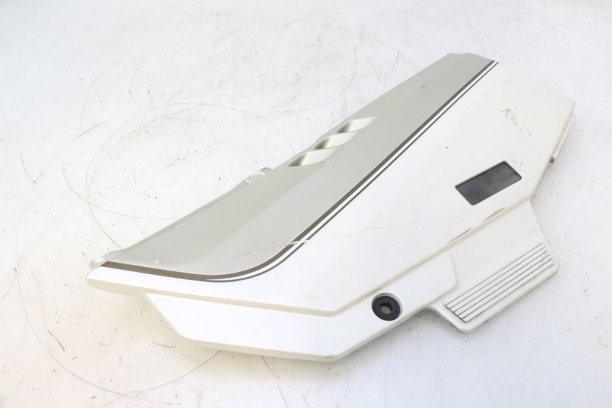 photo de CACHE SOUS SELLE GAUCHE KAWASAKI GPX F ZX750F 750 (1986 - 1990) - Détail de la pièce