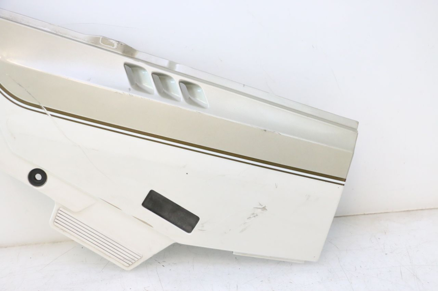 photo de CACHE SOUS SELLE GAUCHE KAWASAKI GPX F ZX750F 750 (1986 - 1990) - Gros plan technique