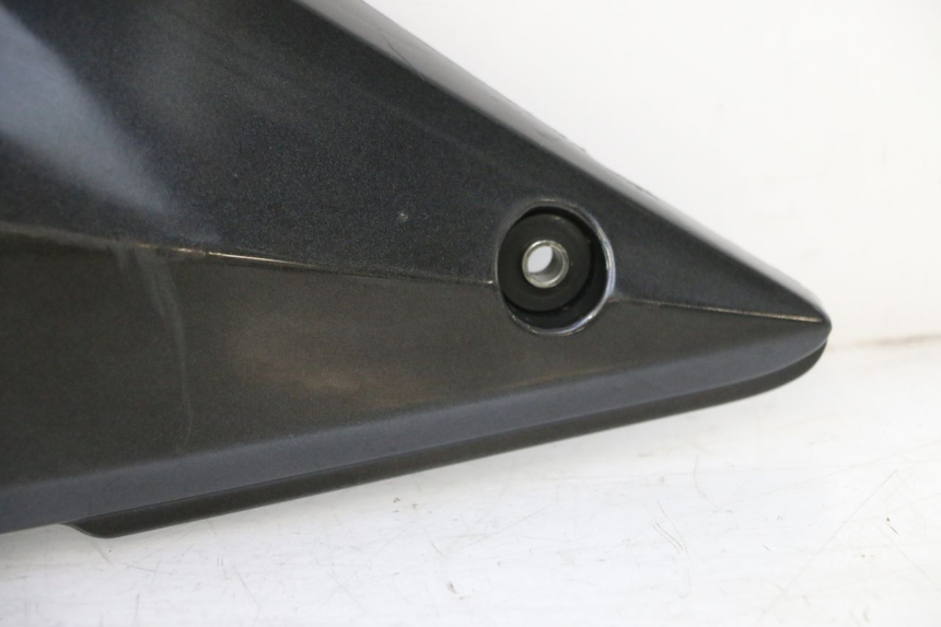 photo de CACHE SOUS SELLE GAUCHE SUZUKI GSF N BANDIT 1200 (2001 - 2005) - Vue rapprochée