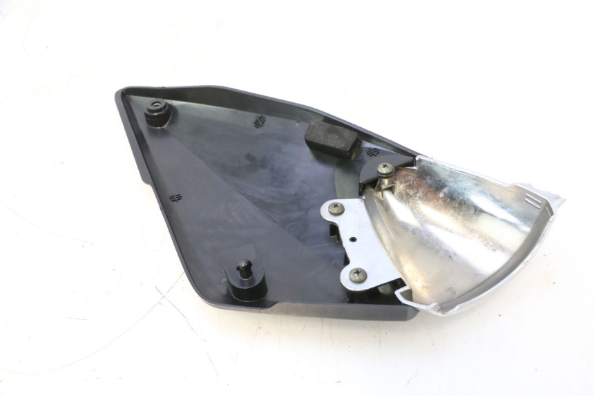 photo de CACHE SOUS SELLE GAUCHE SUZUKI GSF N BANDIT 1200 (2001 - 2005) - Gros plan technique