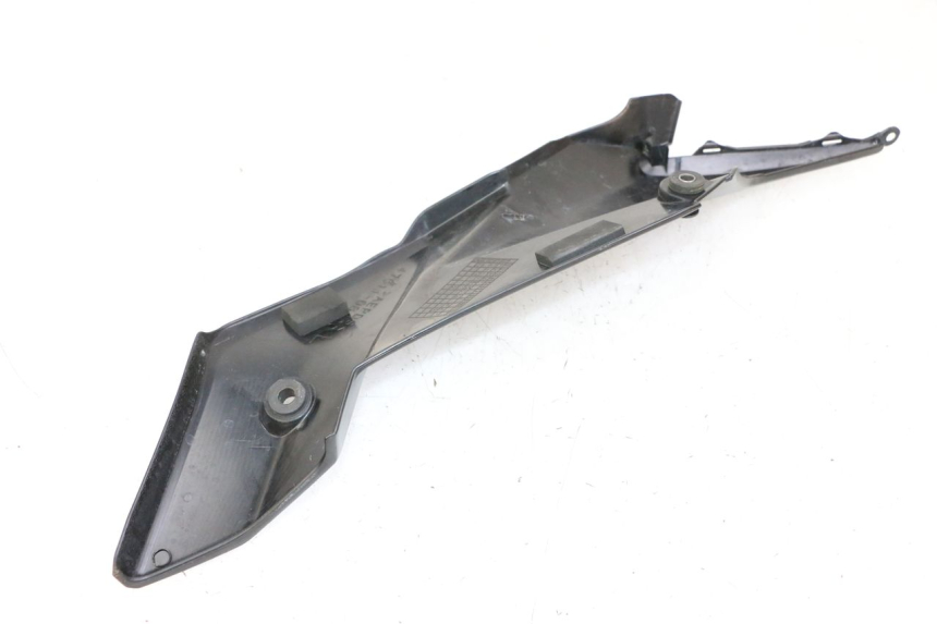 photo de CACHE SOUS SELLE GAUCHE SUZUKI GSR 750 (2011 - 2017)