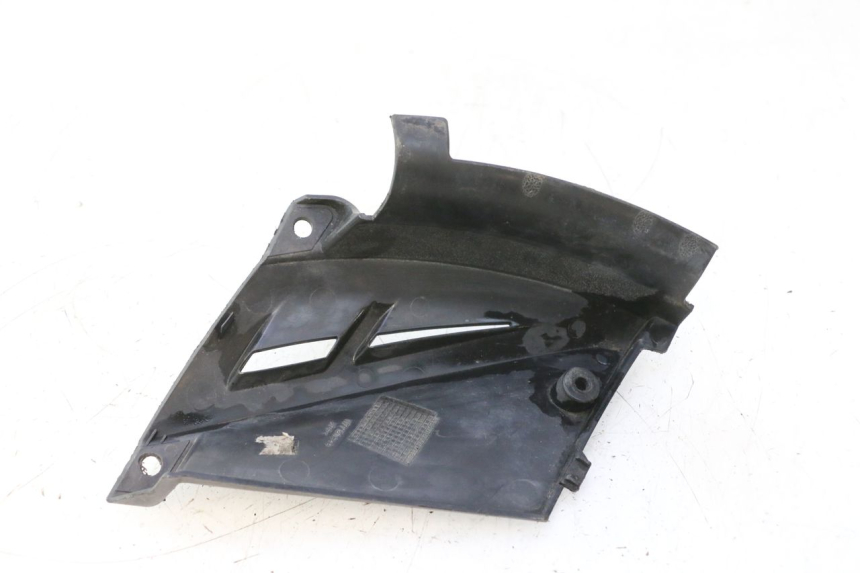 photo de CACHE SOUS SELLE GAUCHE PEUGEOT LUDIX BLASTER 50 (2006 - 2014) - Gros plan technique