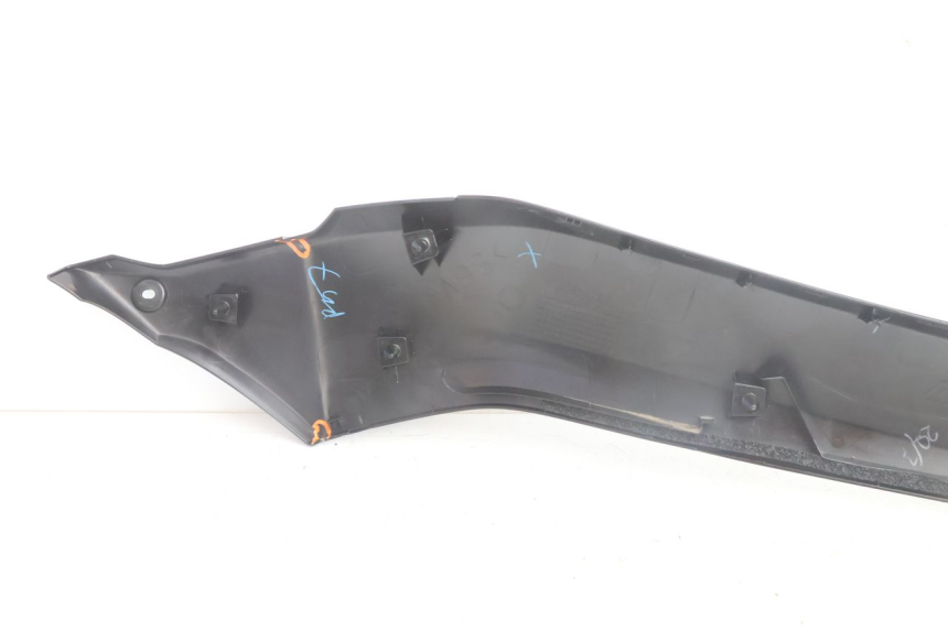 photo de CACHE SOUS SELLE GAUCHE YAMAHA N-MAX NMAX 125 (2021 - 2024) - État de surface