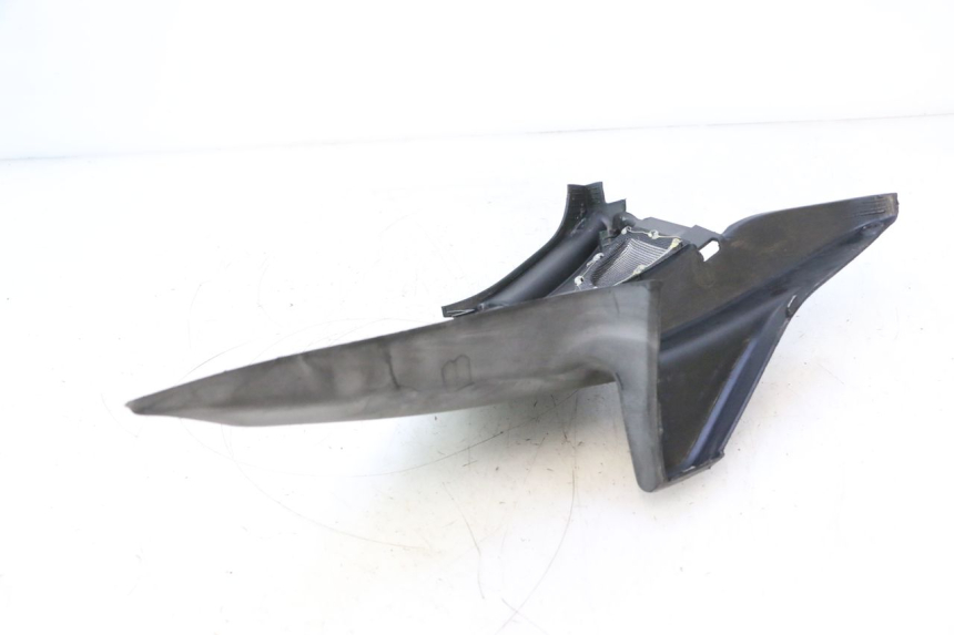 photo de CACHE SOUS SELLE GAUCHE MBK NITRO 50 (2004 - 2008) - Gros plan technique