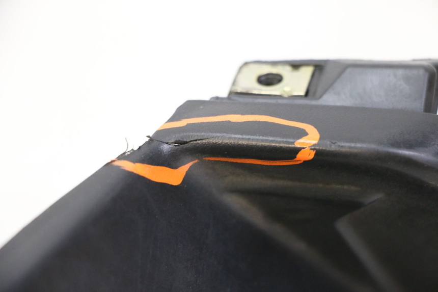 photo de CACHE SOUS SELLE GAUCHE SYM ORBIT III 3 4T 50 (2021 - 2025) - Gros plan technique