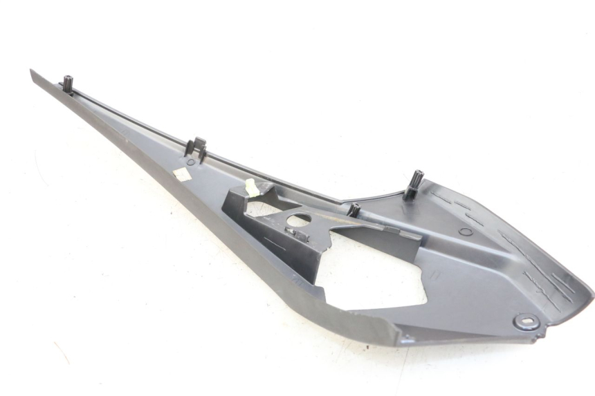 photo de CACHE SOUS SELLE GAUCHE PEUGEOT GEOPOLIS RS 125 (2007 - 2009)