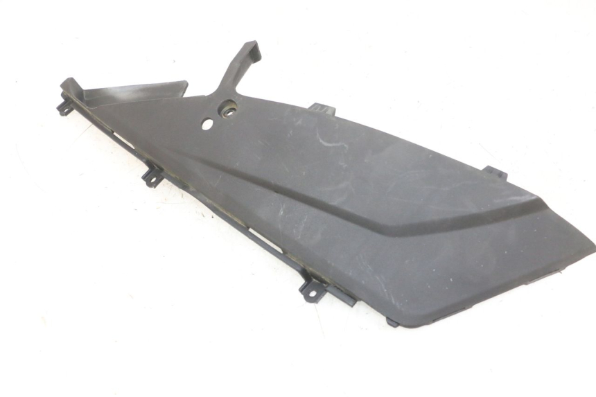 photo de CACHE SOUS SELLE GAUCHE DAELIM S1 125 (2007 - 2016) - Gros plan technique