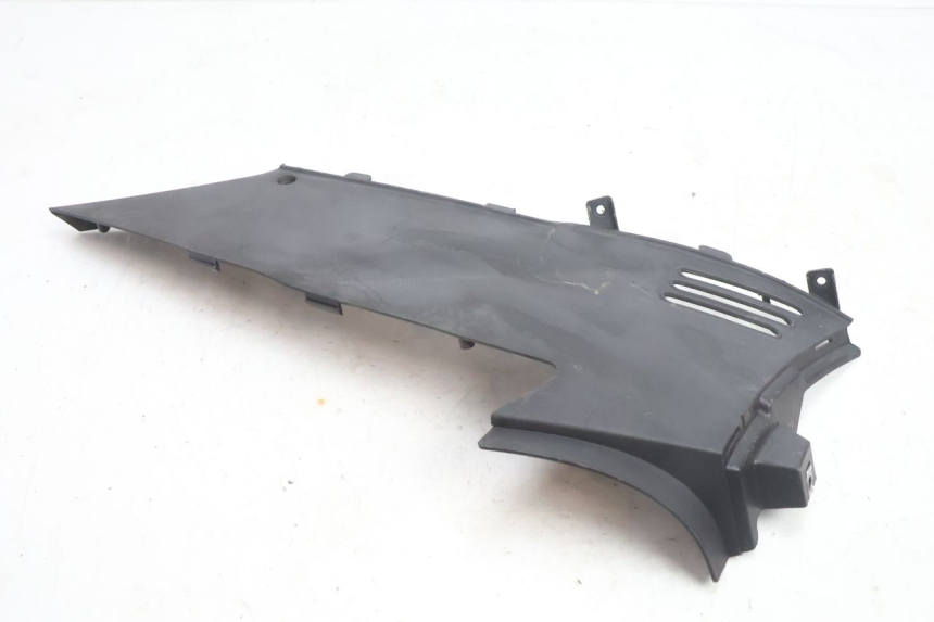 photo de CACHE SOUS SELLE GAUCHE DAELIM S2 125 (2006 - 2007) - Détail de la pièce